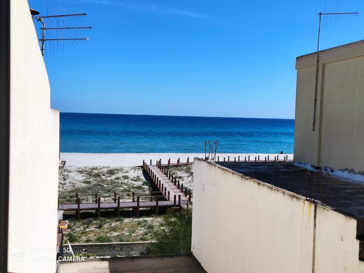 Corona'S Apartment- Fronte Spiaggia La Caletta Bagian luar foto
